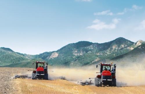 Case IH moves automonous concept tractor forward